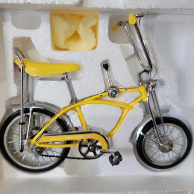 Sale Photo Thumbnail #387: Xonex 1:6 scale die-cast 1969 Schwinn Sting-Ray Lemon Peeler Krate in yellow with molded Styrofoam insert and original Schwinn/Xonex presentation box. Detailed model with classic Krate styling and strong display appeal. Outer carton shows moderate shelf, 