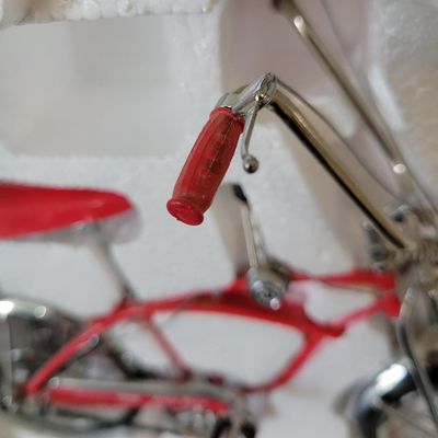 Sale Photo Thumbnail #397: Boxed Xonex 1:6 scale Schwinn Sting-Ray Apple Krate die-cast model in red with molded Styrofoam insert and original presentation carton. Nicely detailed miniature with banana seat, tall bars and Krate-style front end. Model presents well; box shows normal