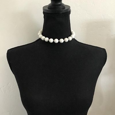 Cute chunky white bead, choker, necklace, vintage