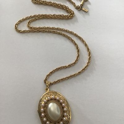 Rare, beautiful vintage, 1928 gold tone, faux pearl large locket pendant, long chain necklace excellent condition