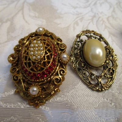 Sale Photo Thumbnail #147: 3 pins, 1 ring, 3 necklaces, 8 pr of pierced earrings, see pictures