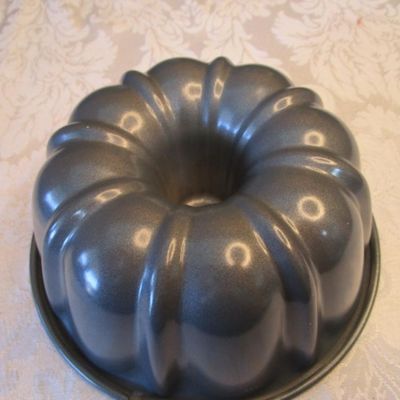 Sale Photo Thumbnail #646: Brownie pan has removable divider and bottom & is 12" x 8", mini bundt pan is 6-1/2" across, steamer pan is 7" across, see pictures 