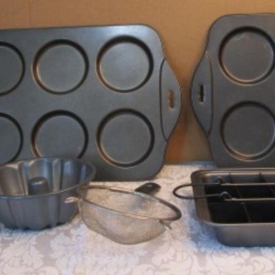 Sale Photo Thumbnail #638: Brownie pan has removable divider and bottom & is 12" x 8", mini bundt pan is 6-1/2" across, steamer pan is 7" across, see pictures 