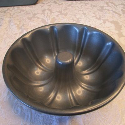 Sale Photo Thumbnail #645: Brownie pan has removable divider and bottom & is 12" x 8", mini bundt pan is 6-1/2" across, steamer pan is 7" across, see pictures 