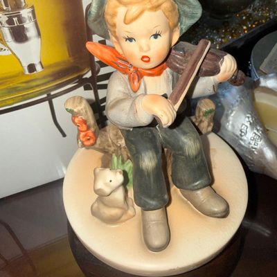 Sale Photo Thumbnail #87: Hummel Music Box