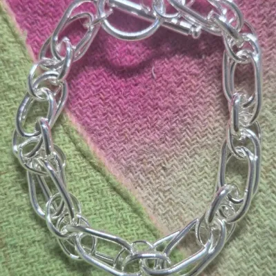Sale Photo Thumbnail #76: Sterling chain link Toggle Bracelet ~ marked 925
Toggle closure......7.25" long
Marked on circle of toggle