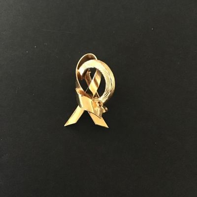 Sale Photo Thumbnail #33: Vintage gold tone ribbon Brooch Please see attached pictures