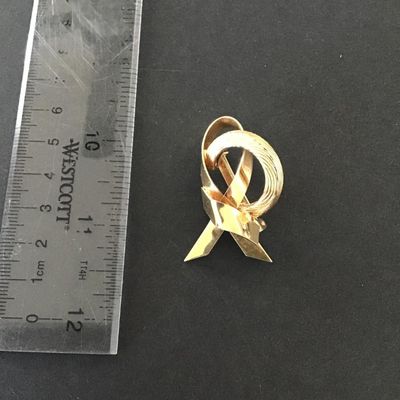Sale Photo Thumbnail #34: Vintage gold tone ribbon Brooch Please see attached pictures