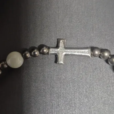 Madefera Vera Italy ~ beaded w/ silvertone cross