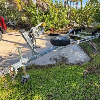 Sale Photo Thumbnail #18: Designed for boats 18 to 20 feet. Body type A1830-2400. Weight rating 2999 pounds. VIN: 1ZJBB1817CM077501.
