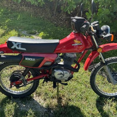 Sale Photo Thumbnail #38: 99.2 cc, four-stroke, single cylinder “thumper,” 50HC, two valves, carburetor fuel system, five-speed manual, chain drive. Not tested. VIN: JH2HD0501DK201620. Pre-auction estimate: $800-$1200.