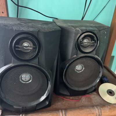 Sale Photo Thumbnail #338: Includes a 40” Roku television, a Magnavox VHS/DVD player, speakers, and more. Total of five pieces. Not tested.