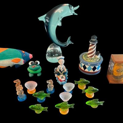 Sale Photo Thumbnail #390: Includes glass tropical fish, an art glass dolphin with a chipped fin, and more. Total of 18 pieces.