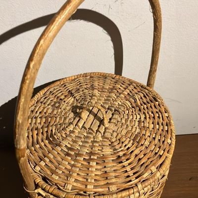 Vintage Nantucket Lightship Basket with Lid & Handle - Excellent Condition, 8.5" Wide x 14.5" Tall