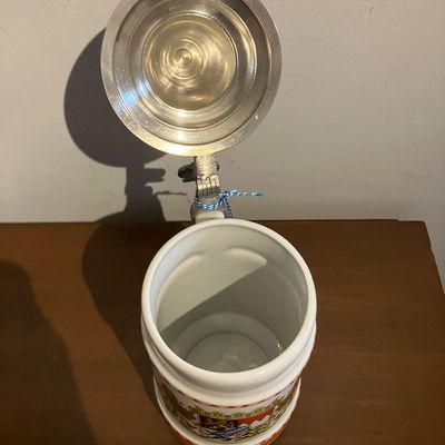 Vintage Kuhr Mühlried Handarbeit Bavarian Coat of Arms Porcelain Beer Stein - Pewter Lid. 9” Tall