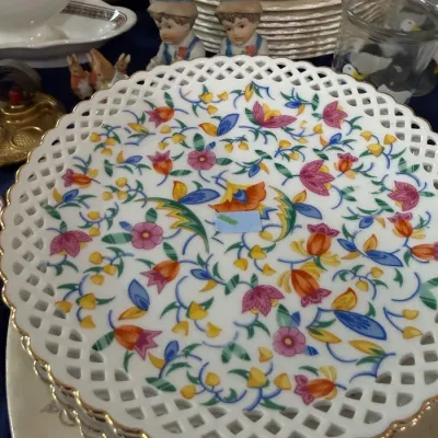 Sale Photo Thumbnail #330: Set of reticulated floral porcelain plates with gold rim