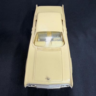 108 | 1961 Lincoln Continental