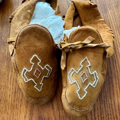 Classic fringe suede leather moccasins,