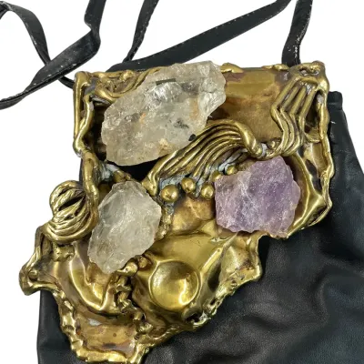 Sale Photo Thumbnail #65: Freeform brass sculpture featuring raw quartz and amethyst, forming the top of the purse.

Original label says: Carvalhu's / Made in Brazil.

This artistic closure is on a leather purse by Leo Martel, made in Mexico, with original label.
Scuffs and few mi