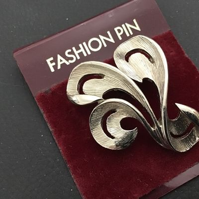 Vintage Old Stock zSilver Tone Brooch