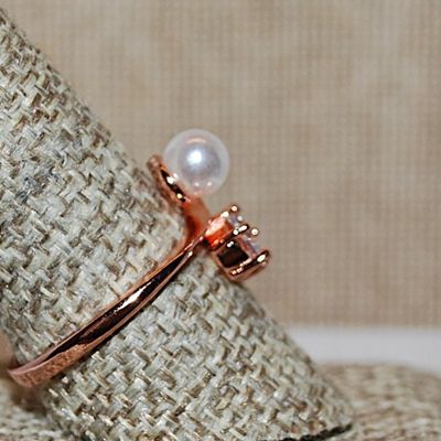 Size 10 Marked .925 Interesting "Pearl & Pear" Stone Ring on a Rose Gold Silver Band (2.5g)
