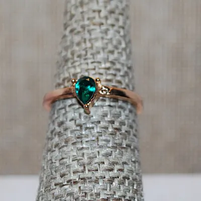 Size 6¼ Single "TEARDROP GREEN STONE" 3-Prong RING with Gold Tone Band (1.8g)