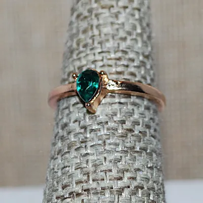 Size 6¼ Single "TEARDROP GREEN STONE" 3-Prong RING with Gold Tone Band (1.8g)