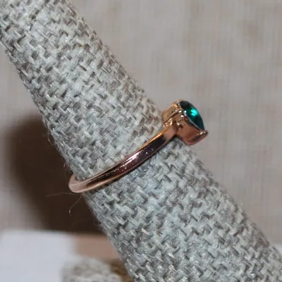 Size 6¼ Single "TEARDROP GREEN STONE" 3-Prong RING with Gold Tone Band (1.8g)