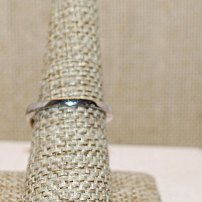 Size 7½ FAUX White PEARL Ring with Swirl Clear Stones Sides Ring on a Silver Tone Band (3.5g)