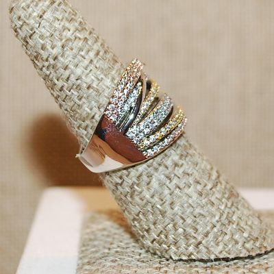 Size 7 Unique Trifecta Colored Ring with Silver, Gold & Rose Gold on a Silver Tone Band (6.7g)
