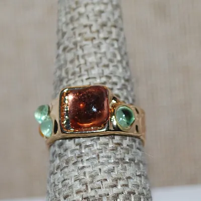 Size 7 Champagne Colored Square Main Stone RING with Multicolor Side Stone Accents on a Gold Tone Band (4.6g)