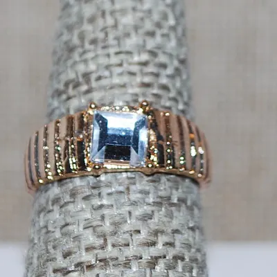 Size 7½ Blue Hue Square Main Stone RING with "Ribbed" Gold Tone Band (3.3g)