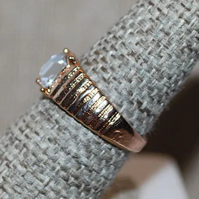 Size 7½ Blue Hue Square Main Stone RING with "Ribbed" Gold Tone Band (3.3g)