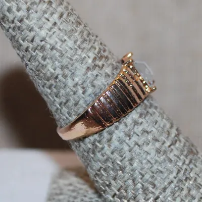 Size 7½ Blue Hue Square Main Stone RING with "Ribbed" Gold Tone Band (3.3g)