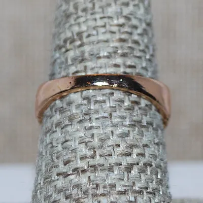 Size 7½ Blue Hue Square Main Stone RING with "Ribbed" Gold Tone Band (3.3g)