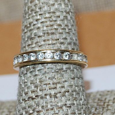 Size 8 Vintage Infinity Gold Colored Edge Clear Stone RING (4.1g)