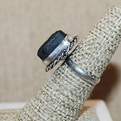Size 6½ Marked .925 Square Shaped BLACK TITANIUM Gemstone Ring with "Swirled Rope Surround" on a Silver-Plated Band (6.8g)