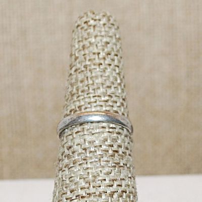 Size 6½ Marked .925 Square Shaped BLACK TITANIUM Gemstone Ring with "Swirled Rope Surround" on a Silver-Plated Band (6.8g)
