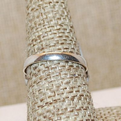 Size 9¼ Bright RED Long Rectangle Shape JASPER Gemstone Ring with a 6 Loop Surround on a Silver Tone Band (8.8g)