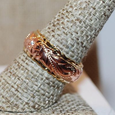 Size 6 Two-Tone GOLD & ROSE GOLD Graphic Designed Ring on a Gold Tone Band (7.0g)