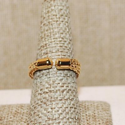 Size 7½ Multi-Rows of Ascending Gold Colored Links on a Gold Tone Band (3.6g)