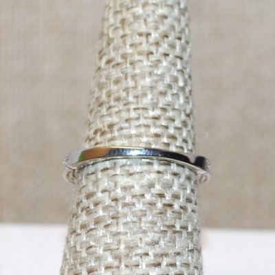 Size 6¼ Row of 3 Round Deep Green Stones Ring with a "Flat" Silver Tone Band (3.7g)
