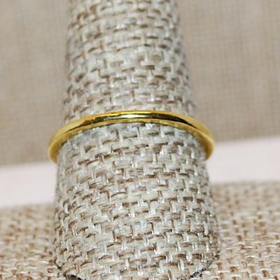 Size 9½ Round BLACK Stone 4 Prong Ring with Side Globe Accents on a Bright Gold Tone Band (2.1g)