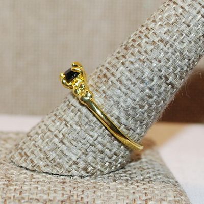 Size 9½ Round BLACK Stone 4 Prong Ring with Side Globe Accents on a Bright Gold Tone Band (2.1g)