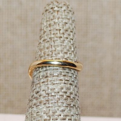 Size 5½ ALL Gold Colored "FOUR FINGERS" Ring on an OPEN Gold Tone Band (3.8g)