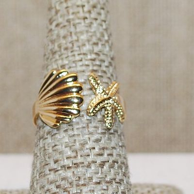 Size 7½ ALL Gold Colored "CLAM & STARFISH" Ring on an OPEN Gold Tone Band (2.4g)