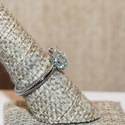 Size 8 "BOWTIE" Style Ring with Triple Clear Stone Sides and Dimpled Silver Tone Band (3.2g)