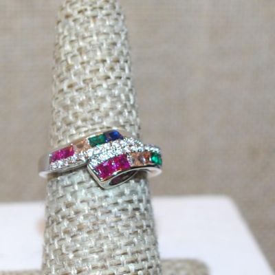 Size 6 Overlap Style Ring with Red, Green, Blue & Champagne Colored Stones on a Silver Tone Band (3.5g)