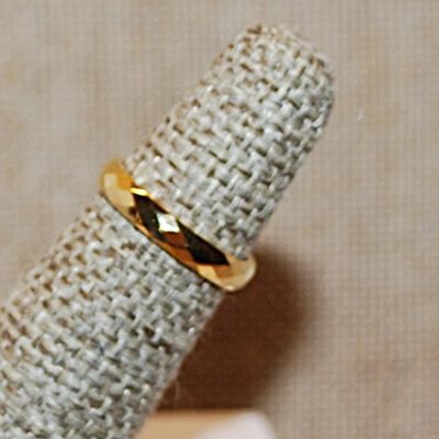 Size 4 Beveled Titanium Infinity Stainless Steel Ring on a Gold Tone Band (1.4g)