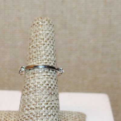 Size 5¼ Row of 11 Clear Stones Ring on a Silver Tone Band (2.8g)